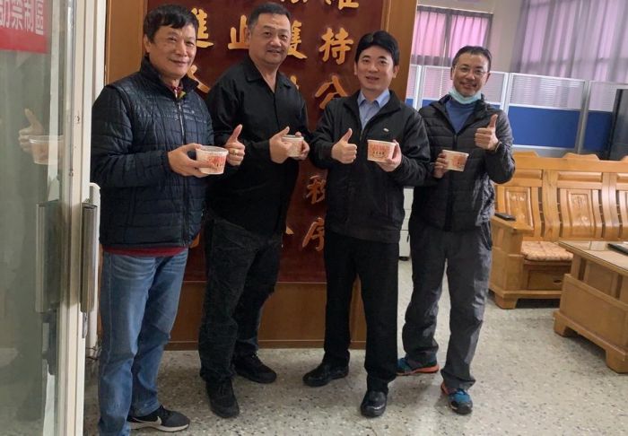 白沙警分局寒冬送熱湯圓暖員警的心