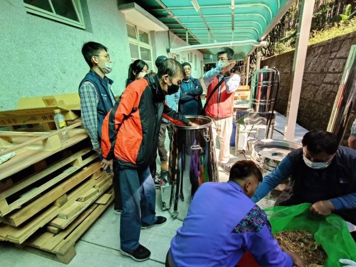 林務局將林業剩餘資材萃取精油 達成森林循環經濟