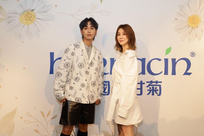 鼓鼓和白安親手為粉絲塗護唇膏 現場一陣「好羨慕」
