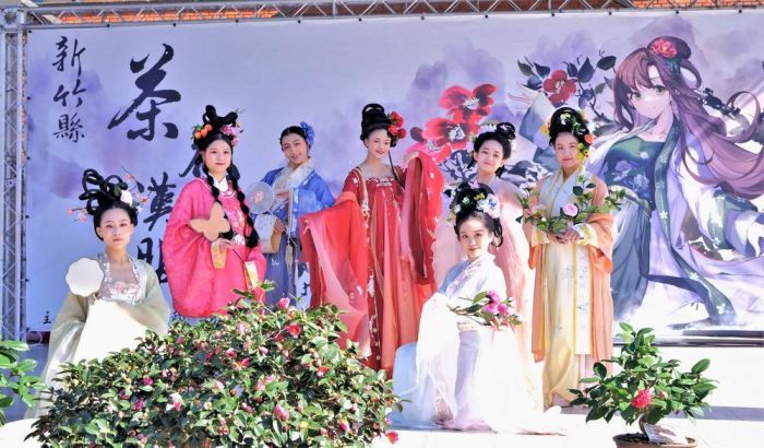 竹縣茶花季結合漢服  文化局上演穿越劇