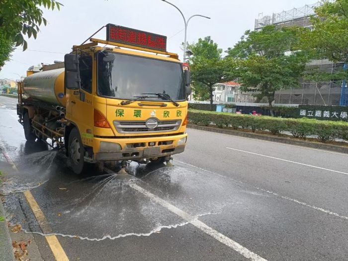 嘉市環保局派遣洗街車勤洗街 減少秋冬季節揚塵污染