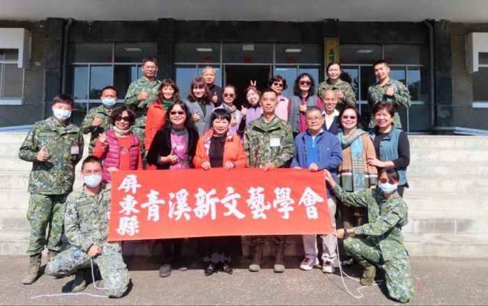 屏東縣青溪新文藝協會 前往陸軍鳳雄第一旅書寫春聯贈書畫