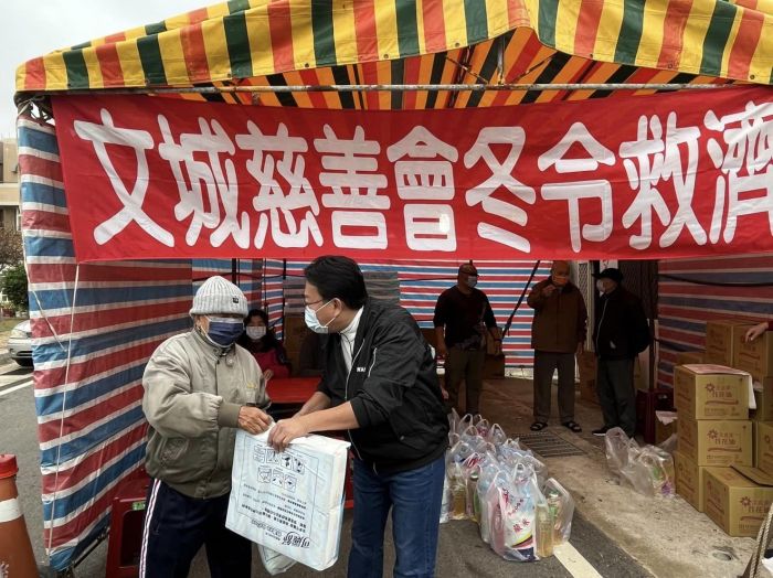 文城慈善會發放慰問物資及紅包 市長黃健忠致贈感謝狀