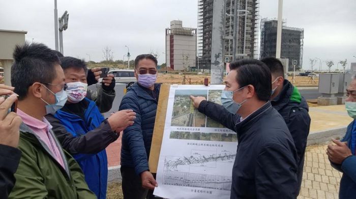 陳福海前往金門大橋延伸道路現地會勘