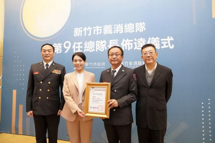 新竹市義消總隊第9任總隊長佈達 高虹安親頒聘書
