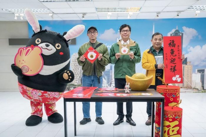 開箱高雄版新春小物 陳其邁預祝市民兔年行大運