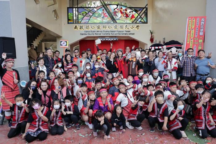 南投仁愛國小新建校舍落成　許淑華與全校師生同慶