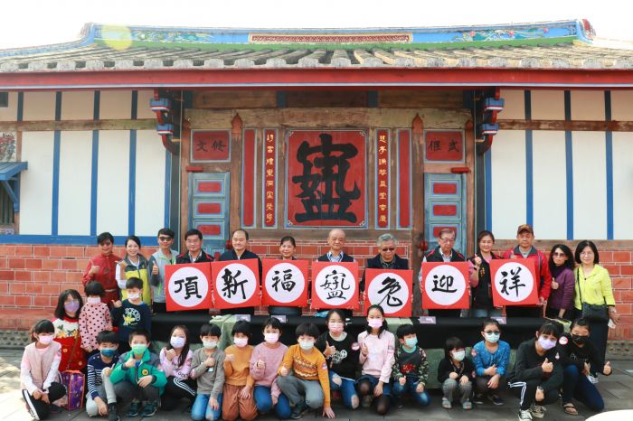 親子創作春聯體驗傳統文化之美 頂新和德舉辦成美揮毫