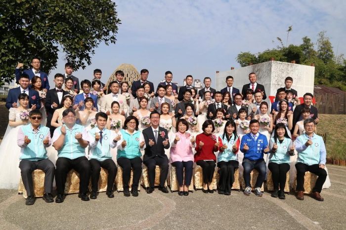 嘉市集團結婚 黃敏惠市長擔任證婚人 議長陳姿妏擔任主婚人祝福新人幸福美滿