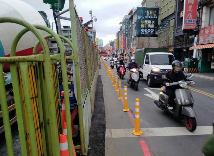 桃園捷運綠線市民行的安全優先 退縮圍籬供民眾通行