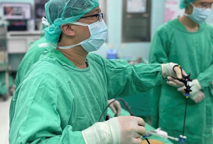 8旬翁大腸癌肝轉移 醫師施行同步手術切除病灶