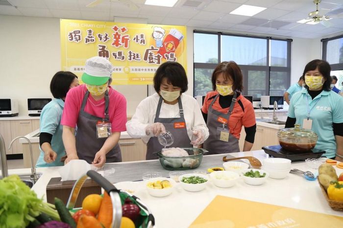 「勇媽挺廚媽 獨嘉好薪情 」嘉市國中小校廚薪資調升