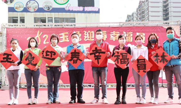 手寫春聯免費送 員林市公所前廣場人氣強強滾