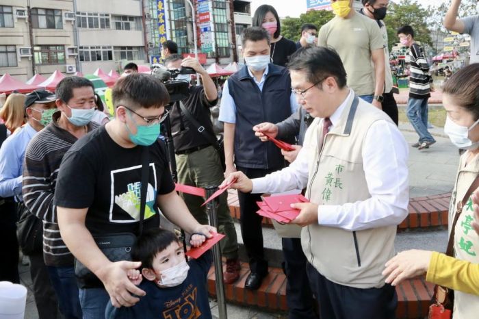 台南新化年貨大街開幕 黃偉哲現場發金兔紅包