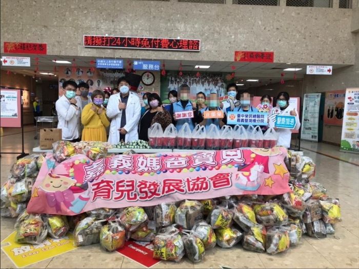 嘉市媽爸寶貝寒冬送暖  慰問中榮嘉灣分院醫護 弱勢心康復者