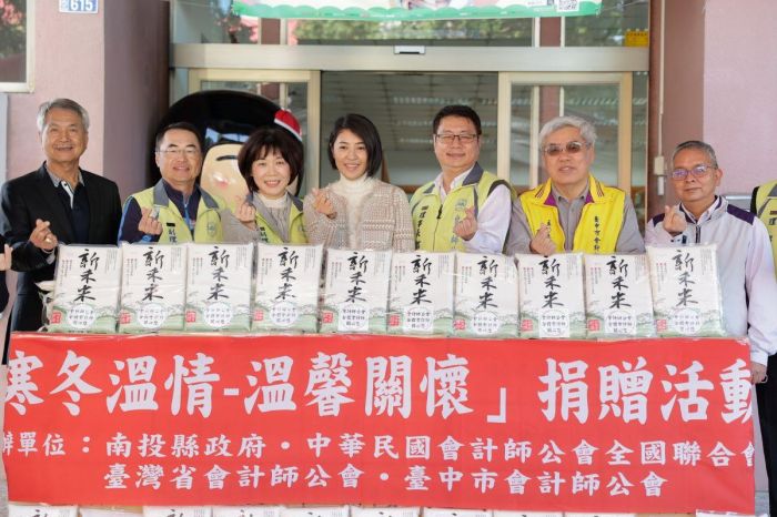南投縣長許淑華牽線傳愛　會計師公會捐南投家扶千包白米
