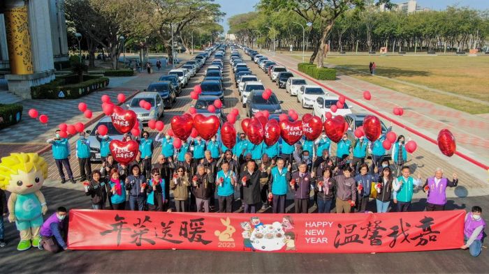 嘉縣府攜手民間單位 百輛車出動送暖送年菜