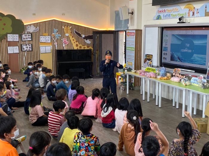 內埔警前進國小校園　宣導學童交通安全