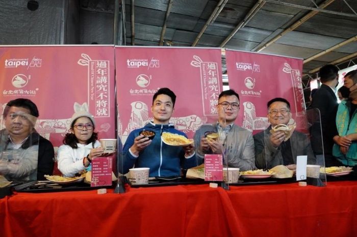 蔣萬安小年夜前往艋舺商圈拜年 直誇艋舺美食就是讚