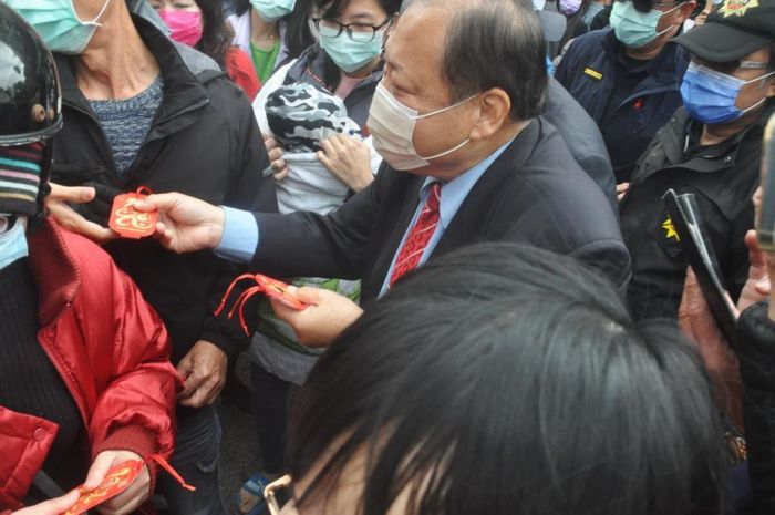 城隍廟春節一條街發福袋　陳光復祝福鄉親新年快樂