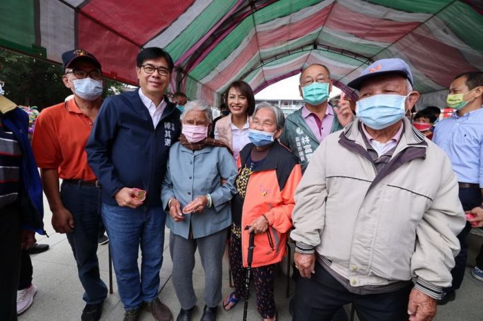 內門歡喜呷辦桌! 陳其邁東九區參香發紅包向市民拜年