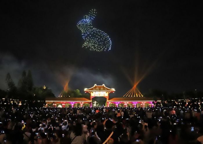 吉星高照無人機燈光獻禮　講述兔王捨生救度群生的慈悲故事