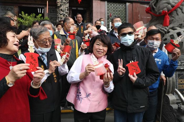 黃敏惠市長大年初二發紅包民眾排隊搶領沾喜氣