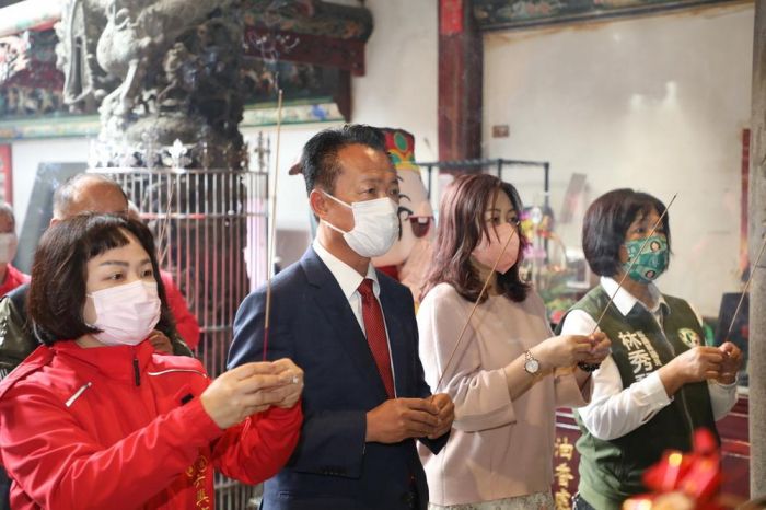 大年初二 翁章梁偕妻子連跑11家寺廟分送紅包