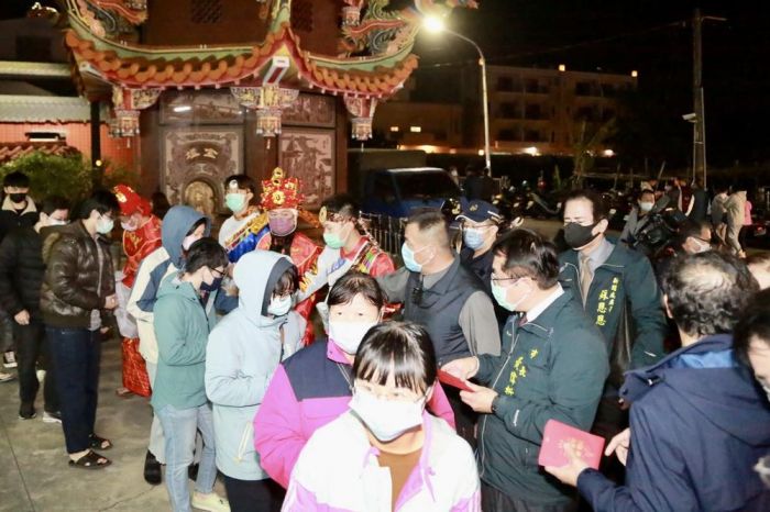 台南夜市美食吃不完 黃偉哲年初五佳里發紅包踅夜市