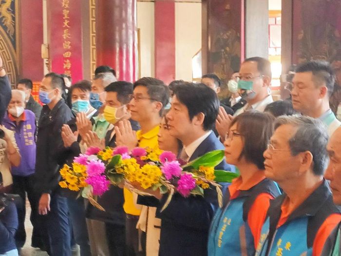 副總統賴清德至屏東玉皇宮參拜祈福發福袋