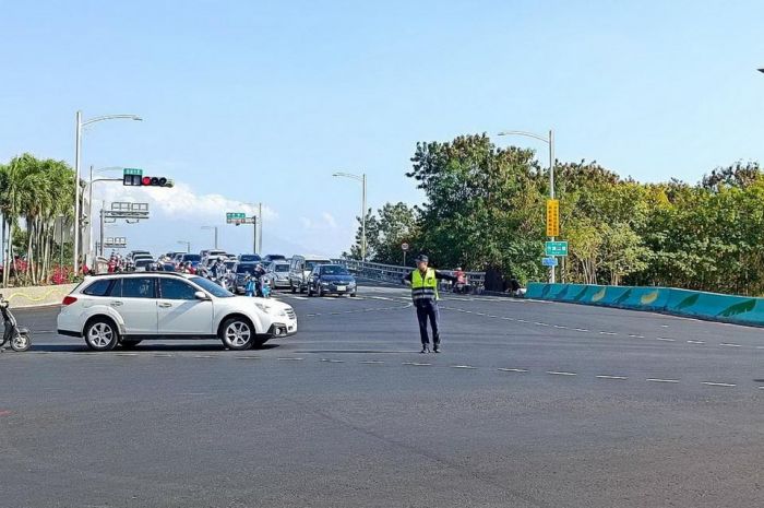 旗山老街迎新春湧車潮  警方機動分流