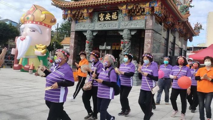 弘道潮州志工站快樂不老樂團 踩街送祝福迎新春