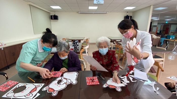 歡樂共度元宵 南投醫院附設興光日照DIY可愛兔燈籠