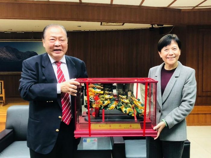 陳光復致贈匾額賀議長劉陳昭玲、議員當選
