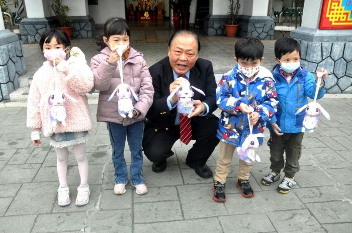 歡慶元宵! 陳光復發送「星光兔」小提燈