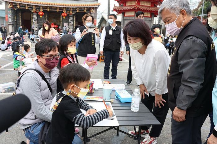畫都嘉義市慶元宵 九華山地藏庵親子寫生熱鬧溫馨
