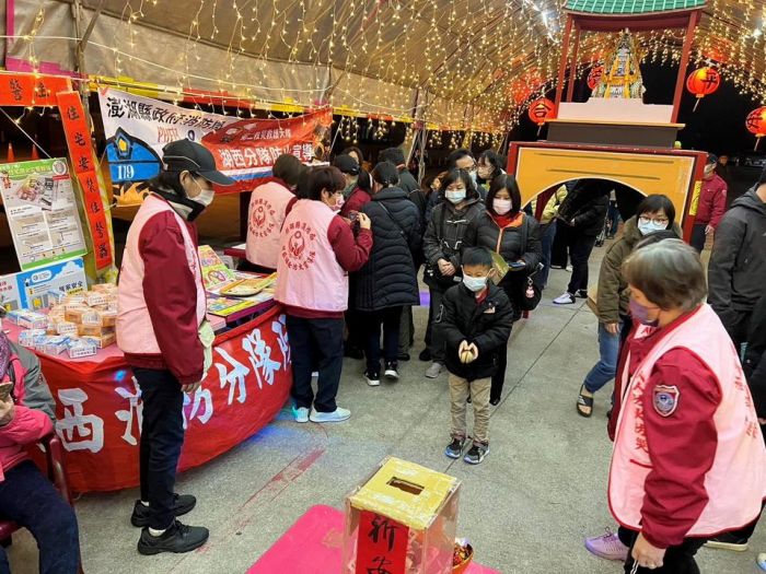 澎湖消防局結合廟宇辦理住警器平安龜乞龜活動