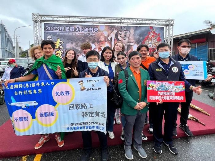 19國交換生體驗炸寒單 移民署宣導逾期外來人口自行到案