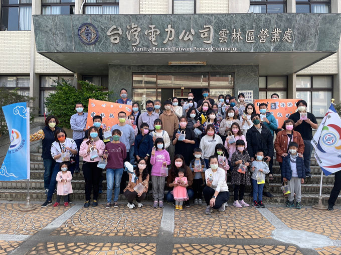 台電舉辦DIY浮游花擴香瓶親子日活動