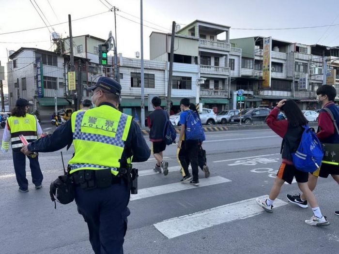 開學日里警加強護童 家長大呼揪甘心