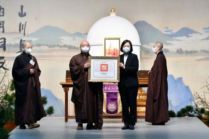 總統蔡英文親頒褒揚令　逾5萬人夾道跪別大師法身