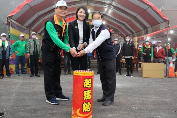 開山廟禮迎白沙屯媽、山邊媽遶境鹿谷祈安　許淑華點起馬炮扛轎