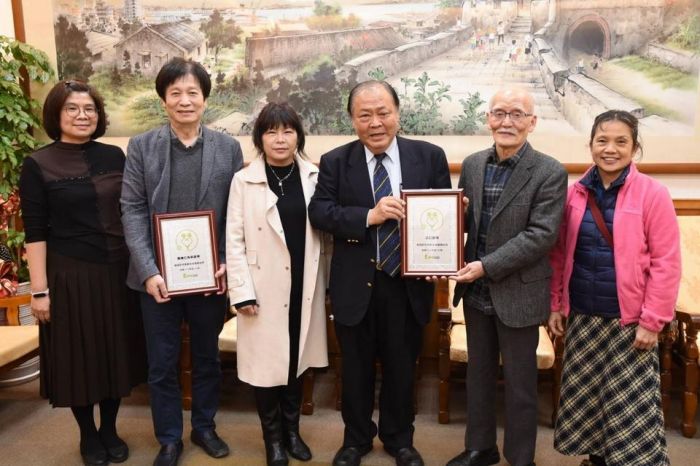 陳光復表揚張維仁內科、公仁2診所 通過國健署高齡友善診所評核