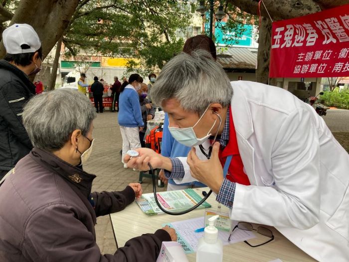 福兔迎春顧健康 南投醫院於仁壽公園為弱勢義診