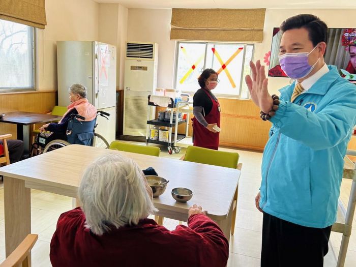 關懷長輩長照居住環境 陳福海至松柏園探視長者