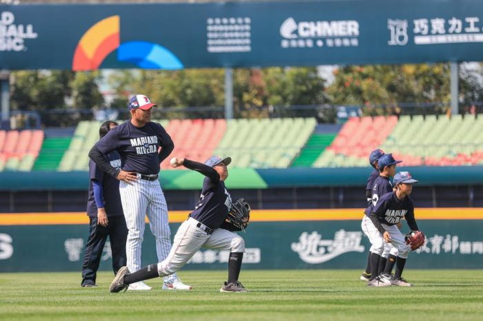 MLB傳奇球星李維拉台中授技　指導小選手練球