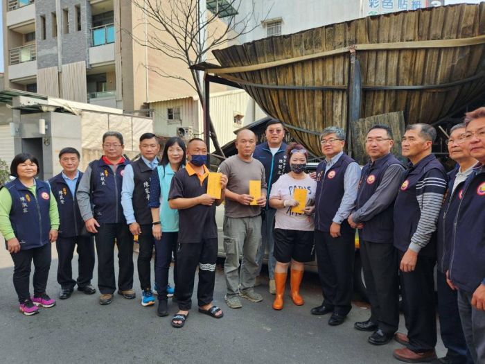 嘉市燒毀五戶木造建築 嘉邑行善團關懷致送慰問金