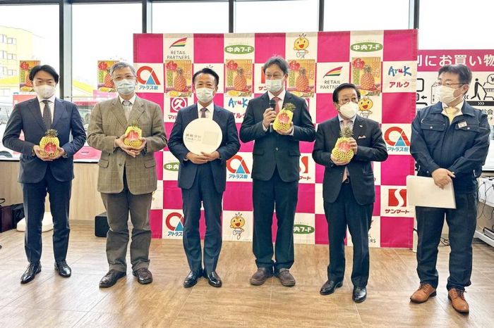 嘉義鳳梨上架日本丸久超市  送「旺萊山」鳳梨酥賀合作旺