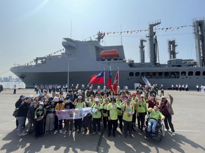鋼鐵盤石扶助柔情磐石 新濱碼頭參觀軍艦