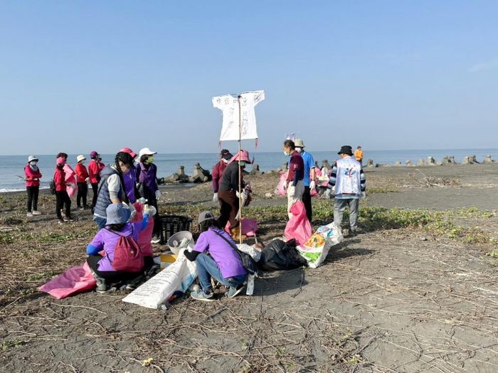 屏東縣救國團辦理「青年環保 關懷環境」淨灘活動